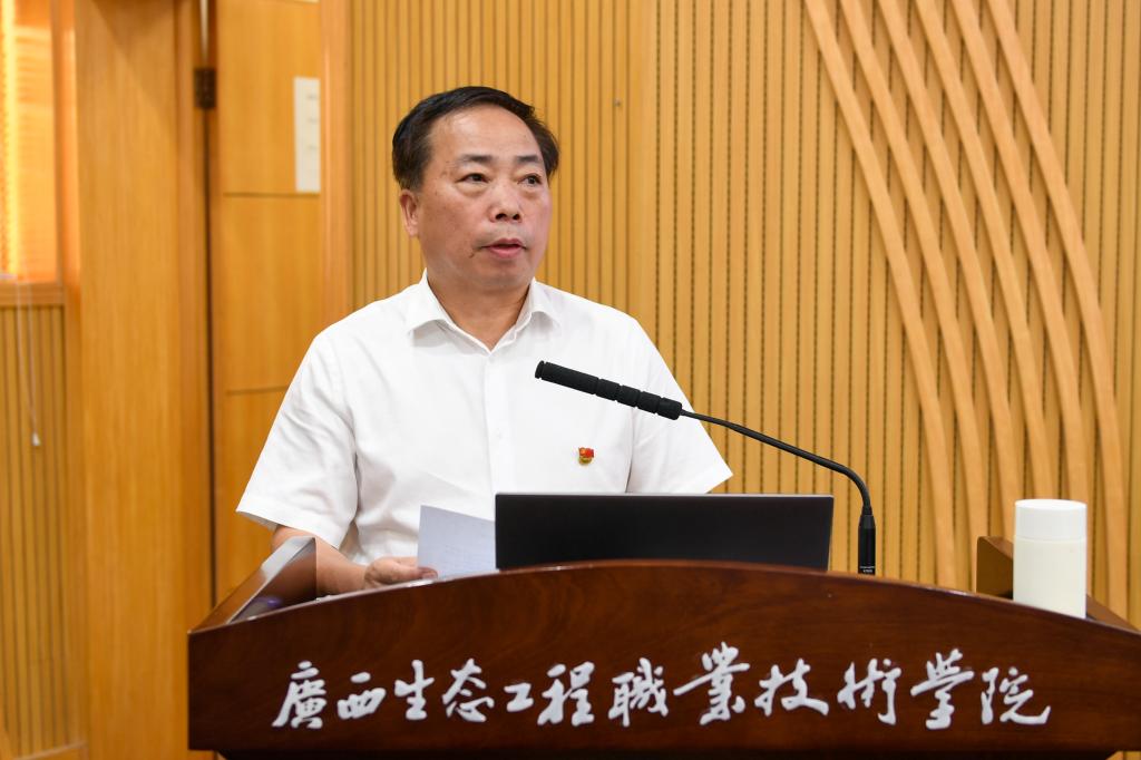 学校党委副书记王汉奇 主持开班仪式 学校党委副书记王汉奇 主持开班仪式